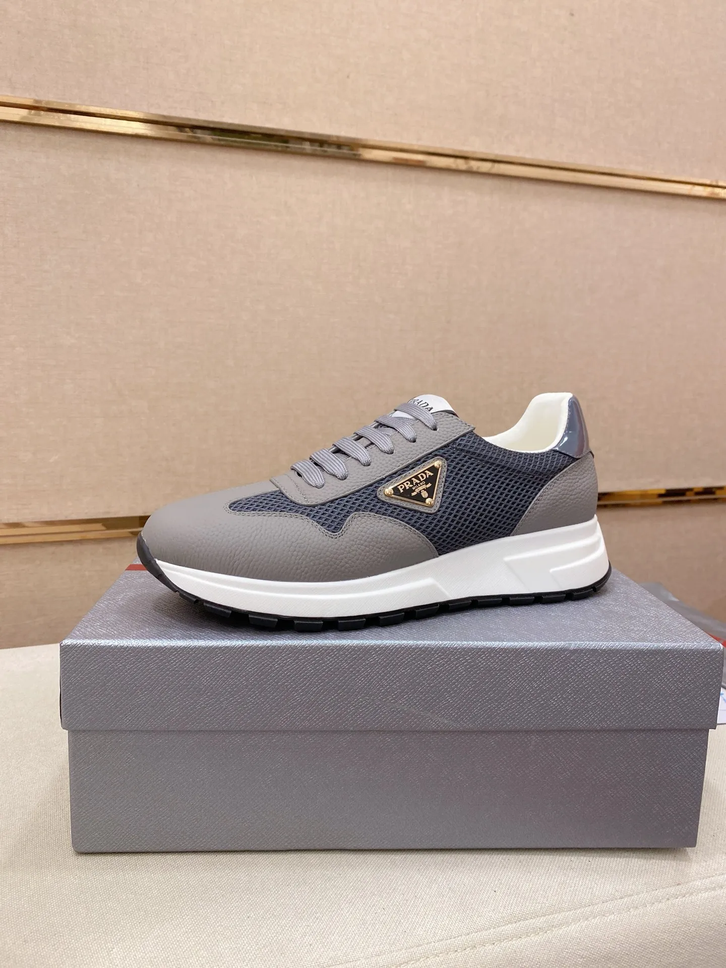 Men's shoes 💰 580💰 ✔️✔️✔️High version High-quality new PRADA (Prada) counters are launched simultaneously, new men's shoes, 😘fabrics are selected from first-layer cowhide fabrics. Lining: Imported cowhide leather lining. 👍🏿High-end☄️Open-molded non-slip rubber outsole, exquisite lines, simple and elegant, comfortable and high-end for leisure travel. Code number: 38 to 45